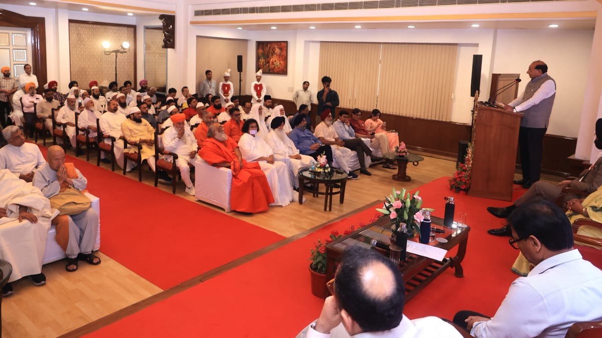 <div class="paragraphs"><p>کُل مذاہب اجلاس سے خطاب کرتے ہوئے دہلی کے لیفٹیننٹ گورنر وجئے سکسینہ</p></div>