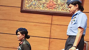 کرنل صوفیہ قریشی اور ونگ کمانڈر وومیکا سنگھ لڑکیوں کی رول ماڈل بن کر ابھریں