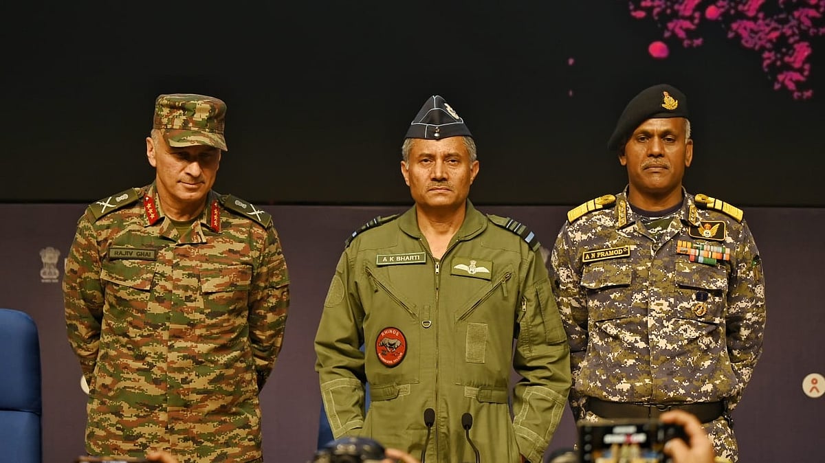 <div class="paragraphs"><p>(دائیں سے بائیں) وائس ایڈمرل اے این پرمود، ایئر مارشل اے کے بھارتی، ڈی جی ایم او راجیو گھئی، تصویر ویپن/قومی آواز</p></div>