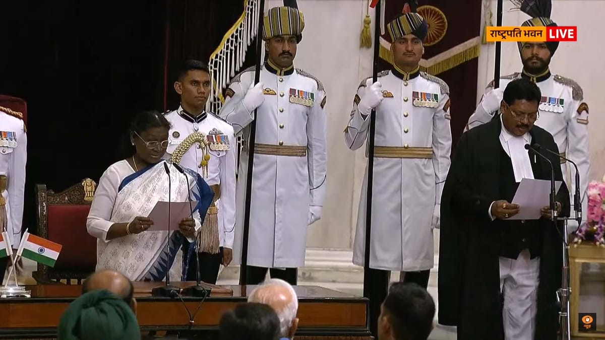 <div class="paragraphs"><p>صدر جمہوریہ دروپدی مرمو بی آر گوئی کو چیف جسٹس آف انڈیا کا حلف دلاتے ہوئے/ویڈیو گریب</p></div>