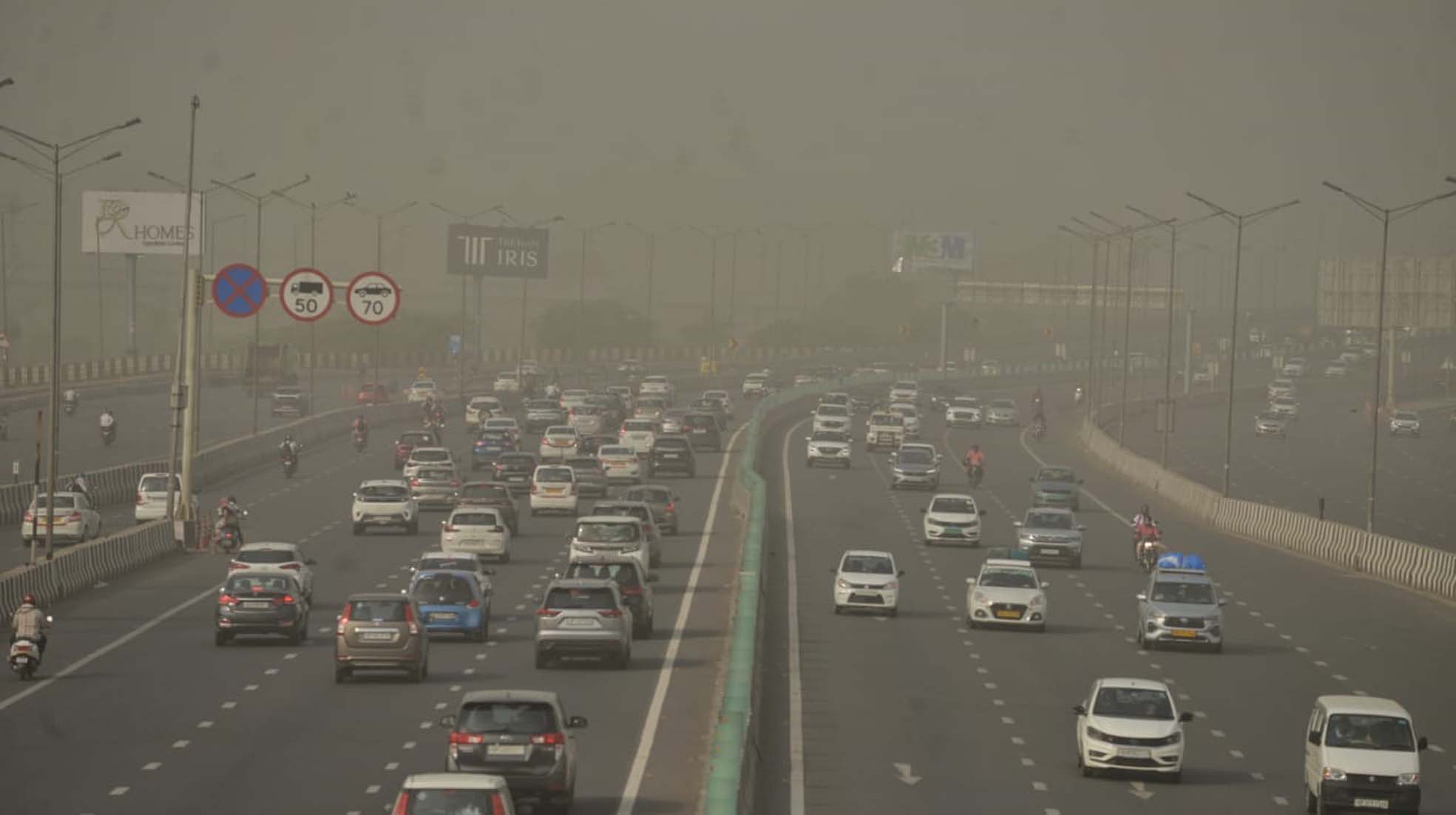 <div class="paragraphs"><p>دہلی میں دھند کی چادر / قومی آواز / وپن</p></div>