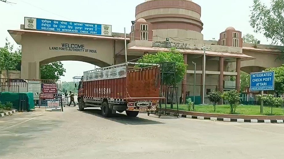 <div class="paragraphs"><p>انٹیگریٹڈ چیک پوسٹ میں داخل ہوتا ٹرک</p></div>