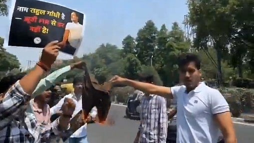 این ایس یو آئی نے راہل گاندھی کے خلاف ایف آئی آر پر سخت ناراضگی ظاہر کی، آر ایس ایس کی شناخت ’ہاف پینٹ‘ کو کیا نذر آتش