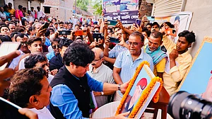 ملک کے لیے جان قربان کرنے والے جھنتو علی شیخ کے اہل خانہ سے عمران پرتاپ گڑھی کی ملاقات
