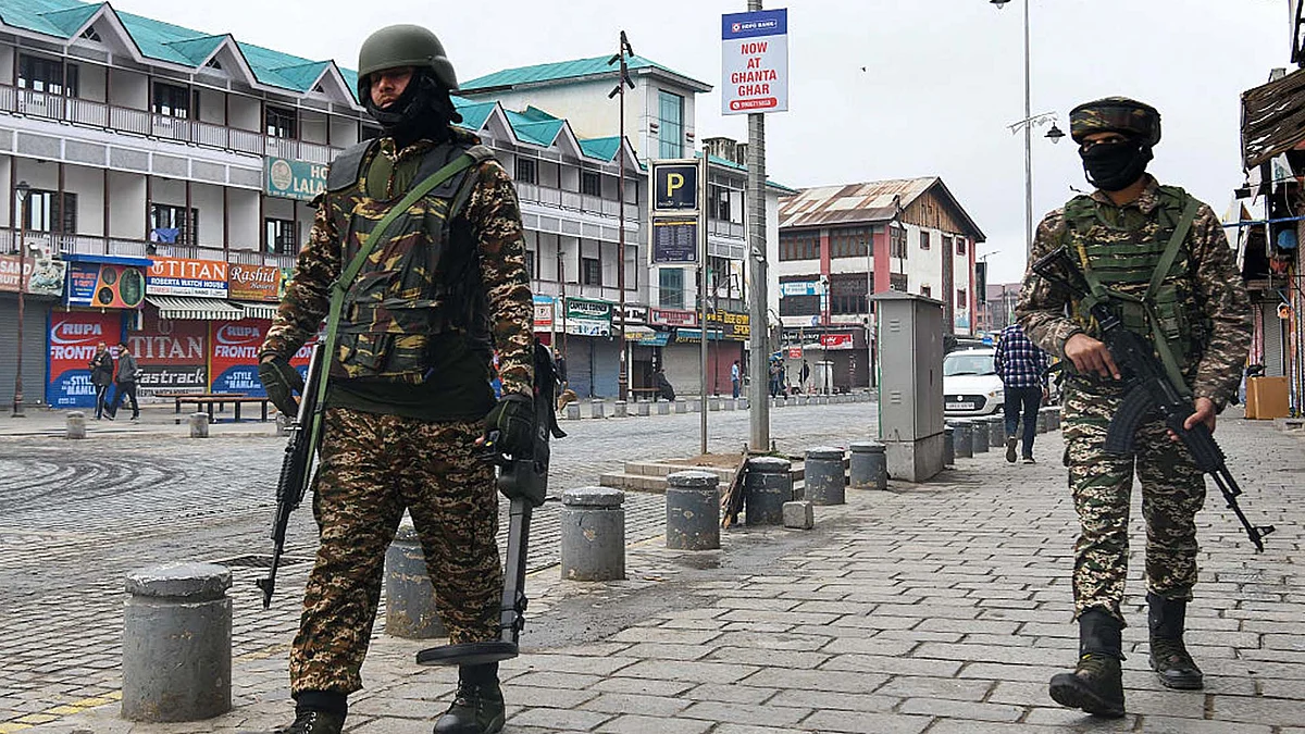 <div class="paragraphs"><p>سری نگر میں گشت کرتے سکیورٹی اہلکار / Getty Images</p></div>