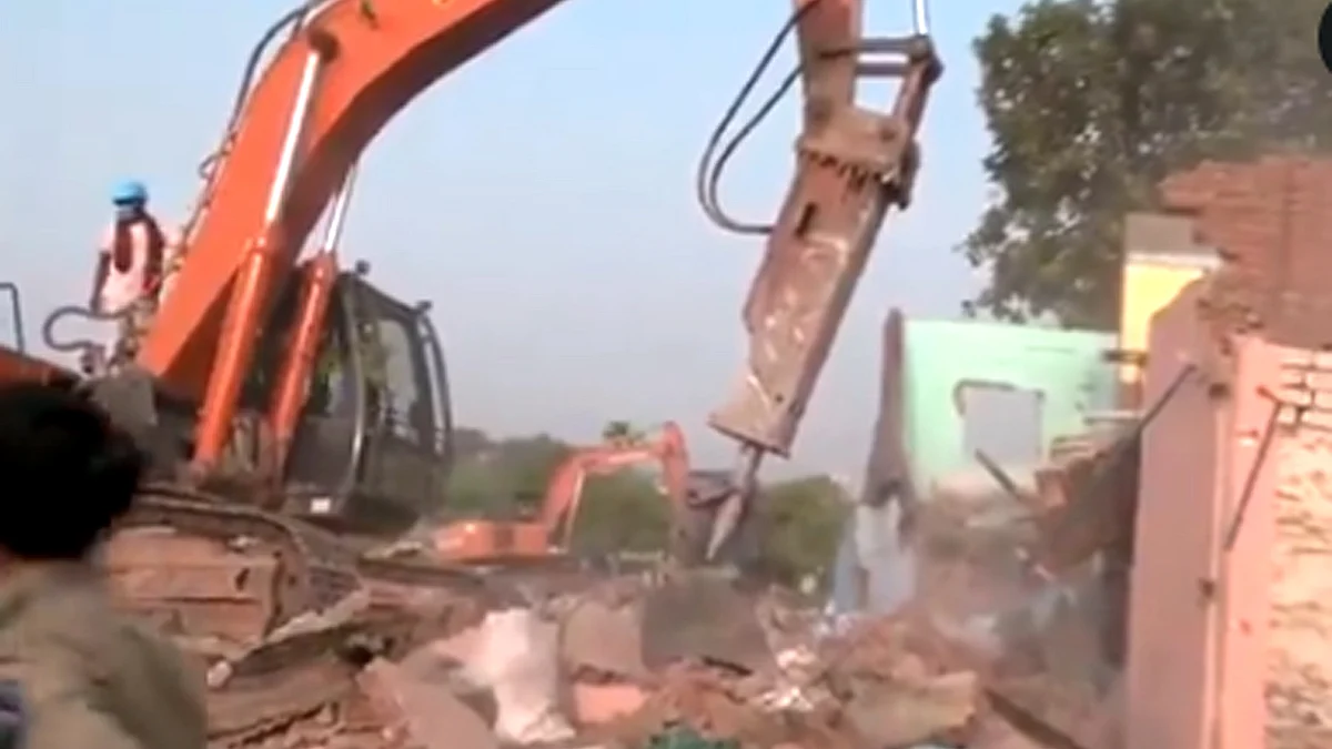 <div class="paragraphs"><p>گجرات کے چندولا میں انہدامی کارروائی/ویڈیو گریب</p></div>