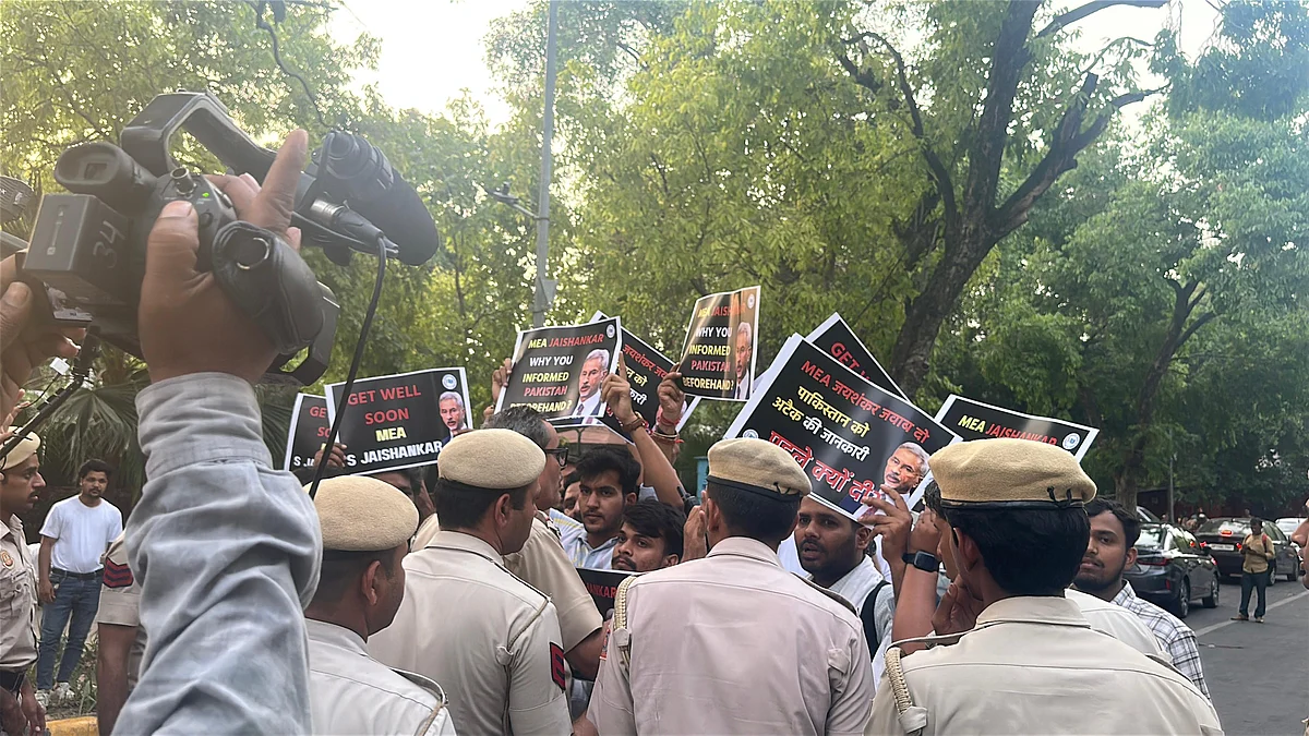 <div class="paragraphs"><p>وزیر خارجہ ایس جئے شنکر کے خلاف این ایس یو آئی کا احتجاجی مظاہرہ</p></div>