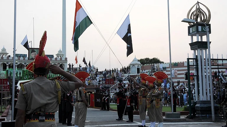 دو ایکسپریس ٹرینیں پٹری سے اترنے سے بال بال بچیں، ہوشیار لوکو پائلٹوں نے بچائیں سیکڑوں جانیں