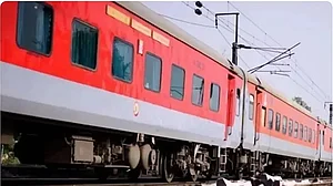 دو ایکسپریس ٹرینیں پٹری سے اترنے سے بال بال بچیں، ہوشیار لوکو پائلٹوں نے بچائیں سیکڑوں جانیں