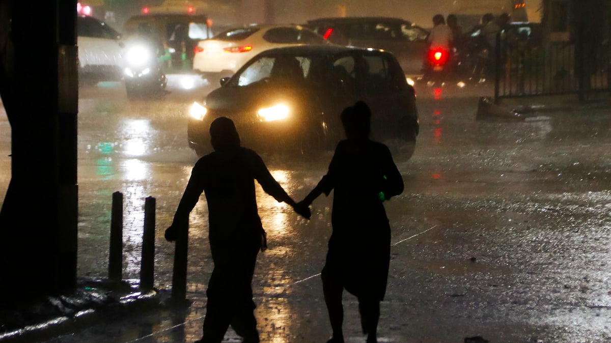 طوفان کی وجہ سے درخت اور ہورڈنگ گر گئے، طویل ٹریفک جام، دہلی-این سی آر میں موسم نےمچائی تباہی