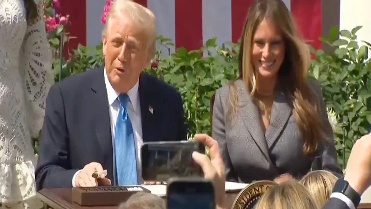 <div class="paragraphs"><p>نئے قانون پر دستخط کرتے ہوئے ڈونالڈ ٹرمپ/ویڈیو گریب</p></div>