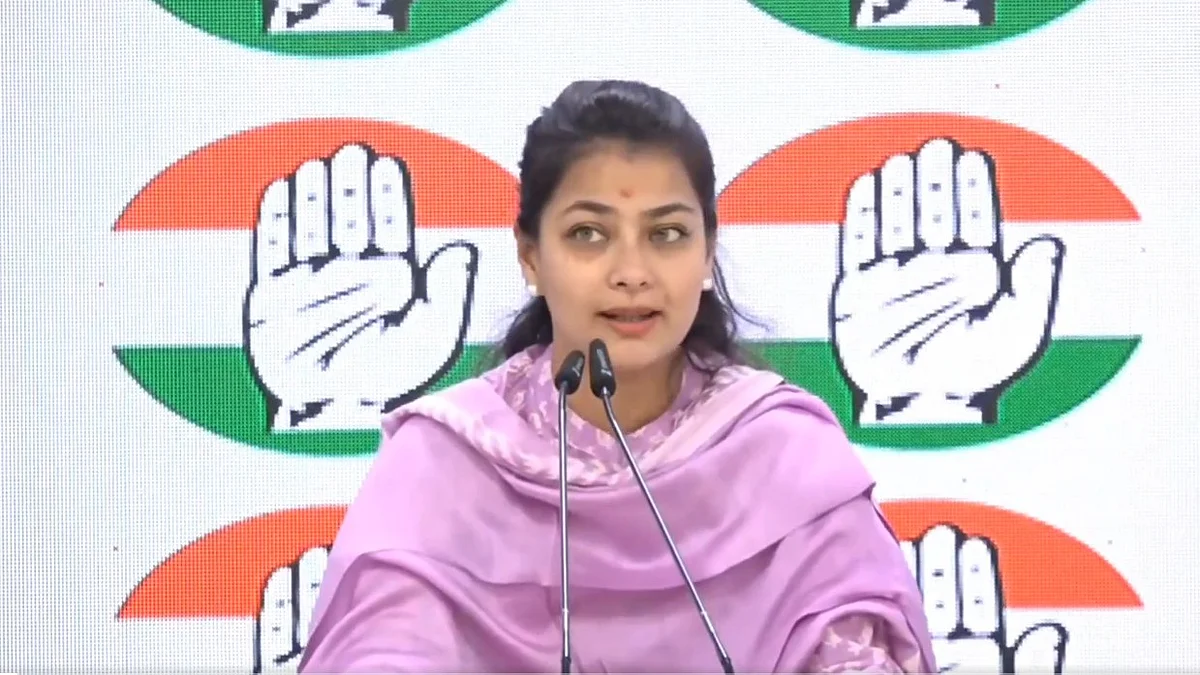 <div class="paragraphs"><p>پریس کانفرنس سے خطاب کرتی ہوئی کانگریس لیڈر&nbsp;پرَنیتی شندے</p></div>