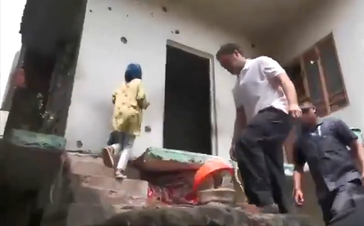 ’آپ بہت بہادر بچے ہیں، ہمیں آپ پر فخر ہے‘، راہل گاندھی نے پونچھ پہنچ کر پاکستانی گولی باری کے شکار کنبوں سے کی ملاقات