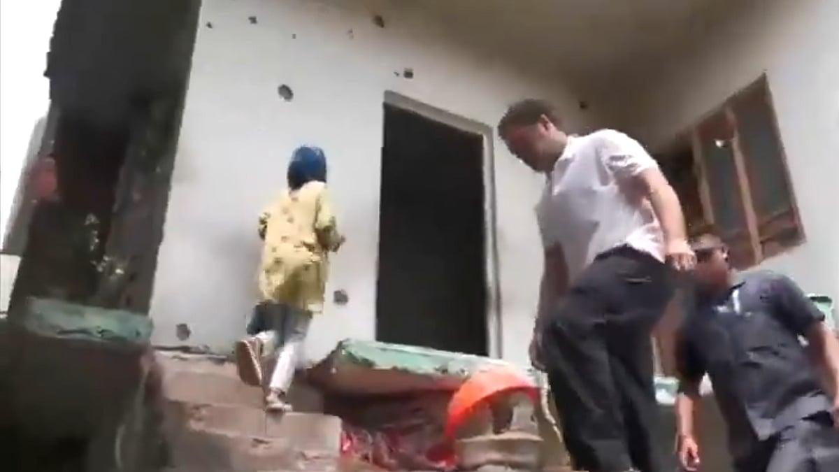 <div class="paragraphs"><p>راہل گاندھی پاکستان کی گولی باری میں متاثر گھر کا معائنہ کرتے ہوئے، ویڈیو گریب</p></div>