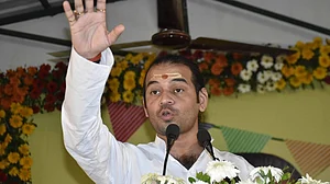 تیج پرتاپ یادو نے گرل فرینڈ کے ساتھ تصویر پرکہا کہ اے آئی کا کمال، اکاؤنٹ ہیک کر لیا گیا!