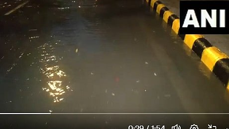 دہلی-این سی آر میں موسلادھار بارش، سڑکوں پر پانی بھر گیا، ٹریفک اور پروازیں متاثر