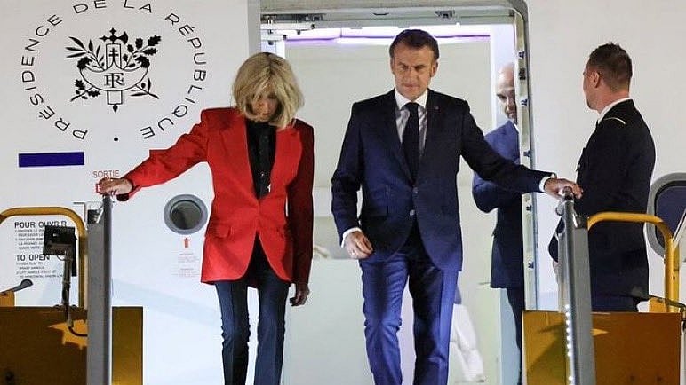 <div class="paragraphs"><p>فرانسیسی صدر امینوئل میکروں اپنی شریک حیات بریگیٹ کے ساتھ، تصویر سوشل میڈیا</p></div>