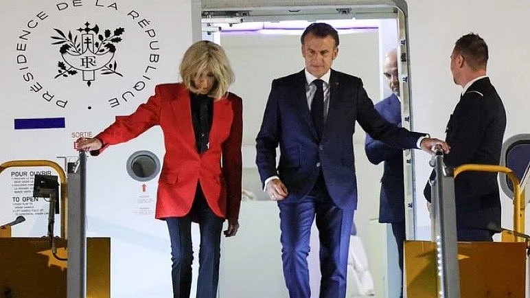 <div class="paragraphs"><p>فرانسیسی صدر امینوئل میکروں اپنی شریک حیات بریگیٹ کے ساتھ، تصویر سوشل میڈیا</p></div>