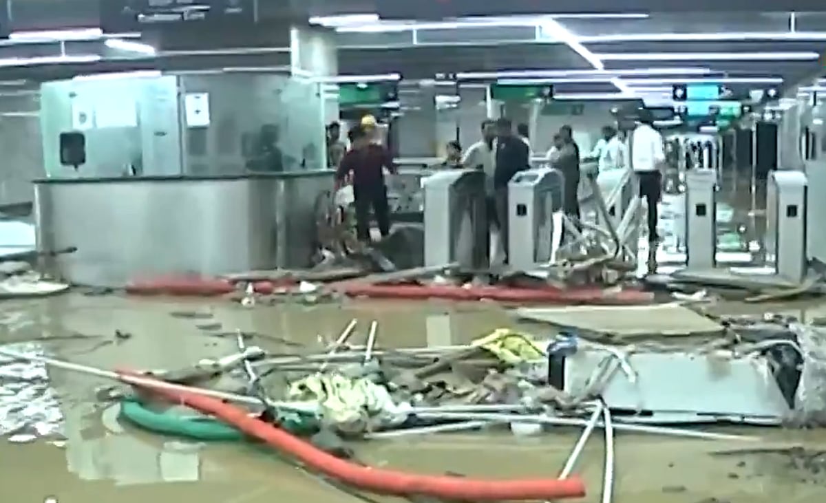 ’خوب دوڑ رہا بدعنوانی کا ڈبل انجن‘، ممبئی کے جس میٹرو اسٹیشن کا 17 دن پہلے ہوا افتتاح، ایک بارش میں ہو گیا پانی پانی