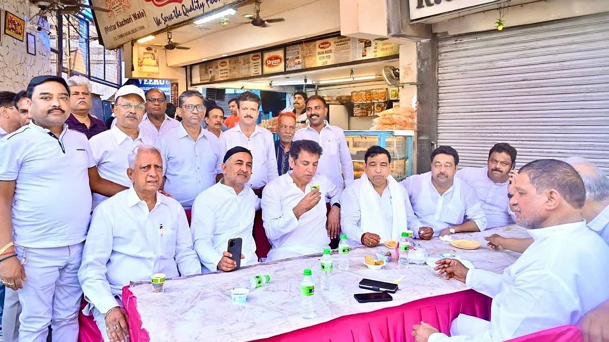 <div class="paragraphs"><p>کانگریس لیڈران چاؤڑی بازار کے تاجروں سے بات کرتے ہوئے</p></div>