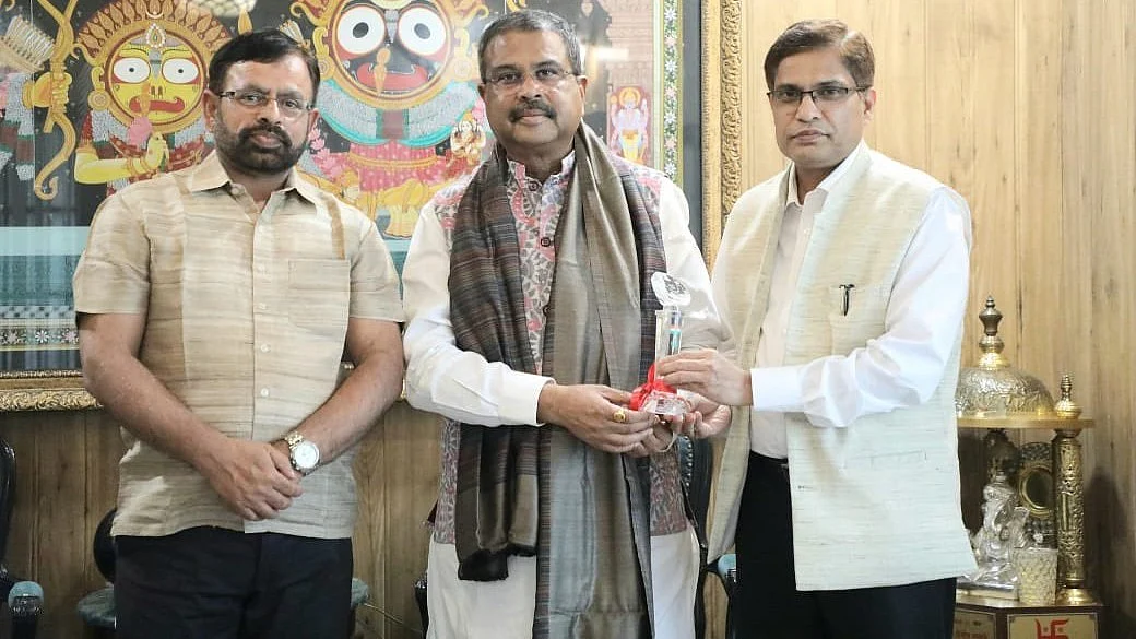 <div class="paragraphs"><p>وزیر تعلیم دھرمیندر پردھان سے ملاقات کرتے ہوئے وائس چانسلر پروفیسر مظہر آصف اور رجسٹرار پروفیسر محمد مہتاب عالم رضوی، تصویر بشکریہ @jmiu_official</p></div>