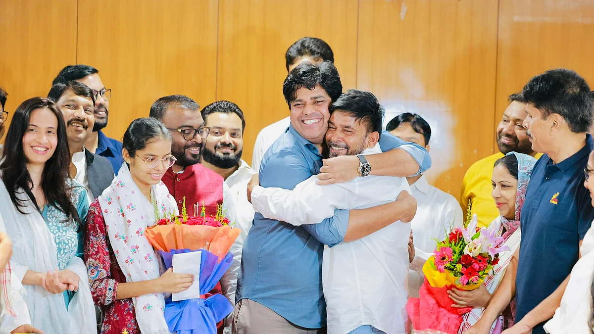 <div class="paragraphs"><p>تہرین فاطمہ کے کنبہ سے ملاقات کرتے ہوئے عمران پرتاپ گڑھی، تصویر <a href="https://x.com/ShayarImran">@ShayarImran</a></p></div>