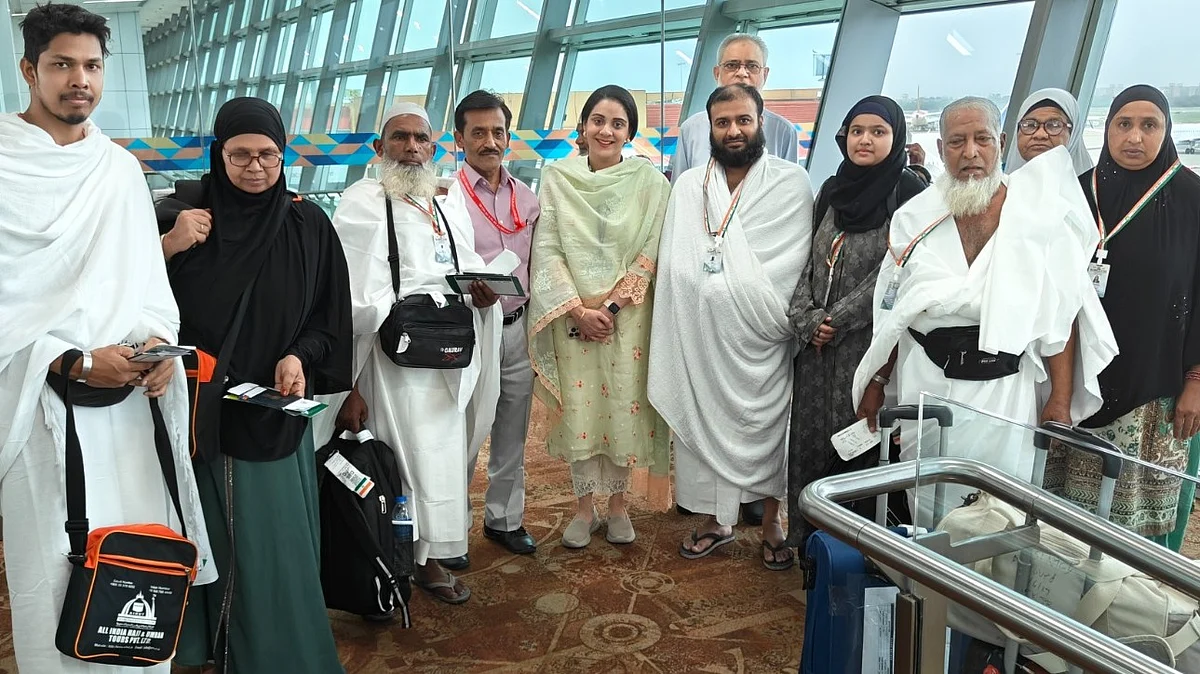 <div class="paragraphs"><p>دہلی سے حجاج کرام کے آخری قافلہ کو روانہ کرتی ہوئیں کوثر جہاں</p></div>