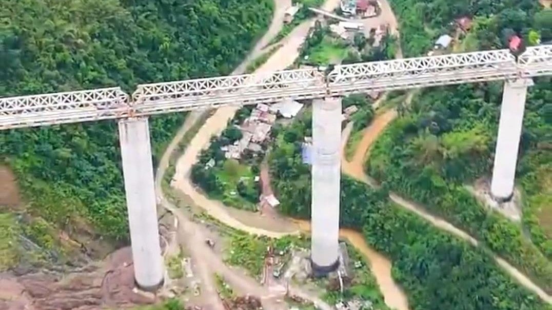 <div class="paragraphs"><p>ریلوے پیئر برج (ویڈیو گریب)</p></div>