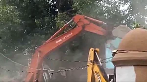 دہلی: جنگ پورہ کے مدراسی کیمپ میں بلڈوزر کارروائی شروع، علاقے سے 300 جھگیوں کو کیا جائے گا صاف