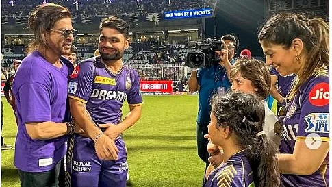 <div class="paragraphs"><p>رنکو سنگھ اور شاہ رخ خان، تصویر بشکریہ&nbsp;@kkriders</p></div>