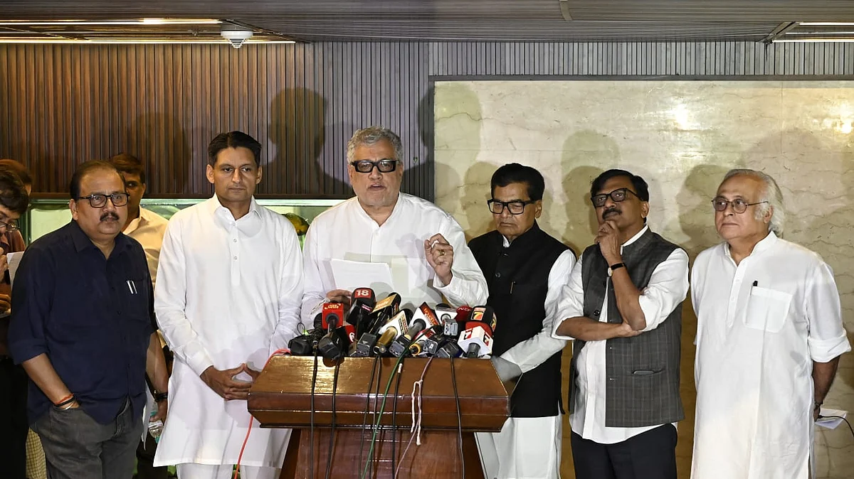 <div class="paragraphs"><p>میٹنگ کے بعد پریس کانفرنس سے خطاب کرتے ہوئے انڈیا اتحاد کے لیڈران، تصویر قومی آواز/ویپن</p></div>