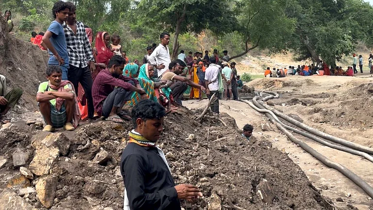 ہزاری باغ: کوئلے کی غیر قانونی کان سے 13 دن بعد 3 مزدوروں کی لاشیں برآمد، گاؤں میں کہرام