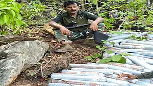 جھارکھنڈ کے جنگل سے 2.5 ٹن دھماکہ خیز مواد برآمد، نکسل مخالف آپریشن جاری