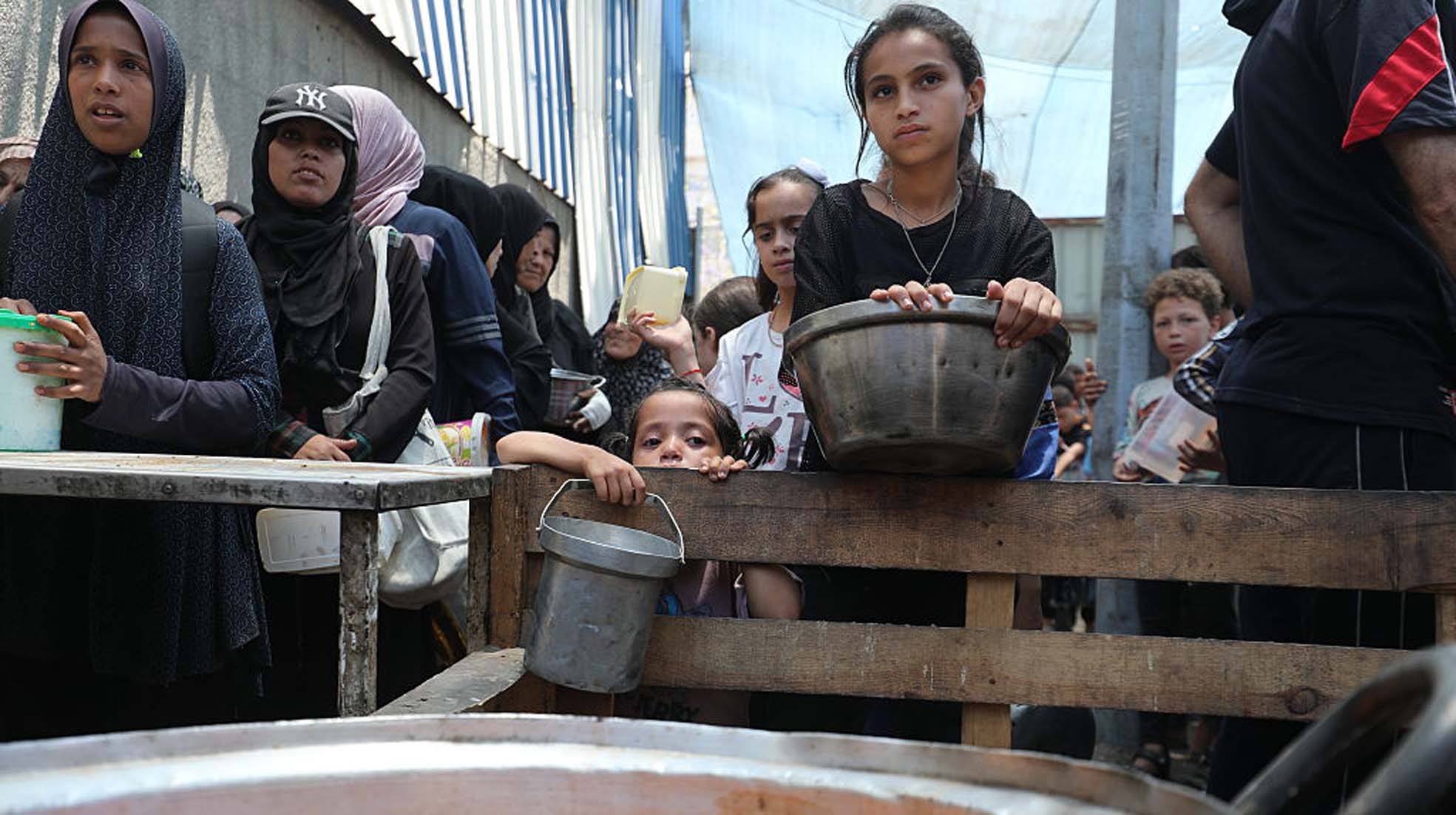 <div class="paragraphs"><p>غزہ میں امداد کے منتظر خواتین اور بچے (فائل) / Getty Images</p></div>