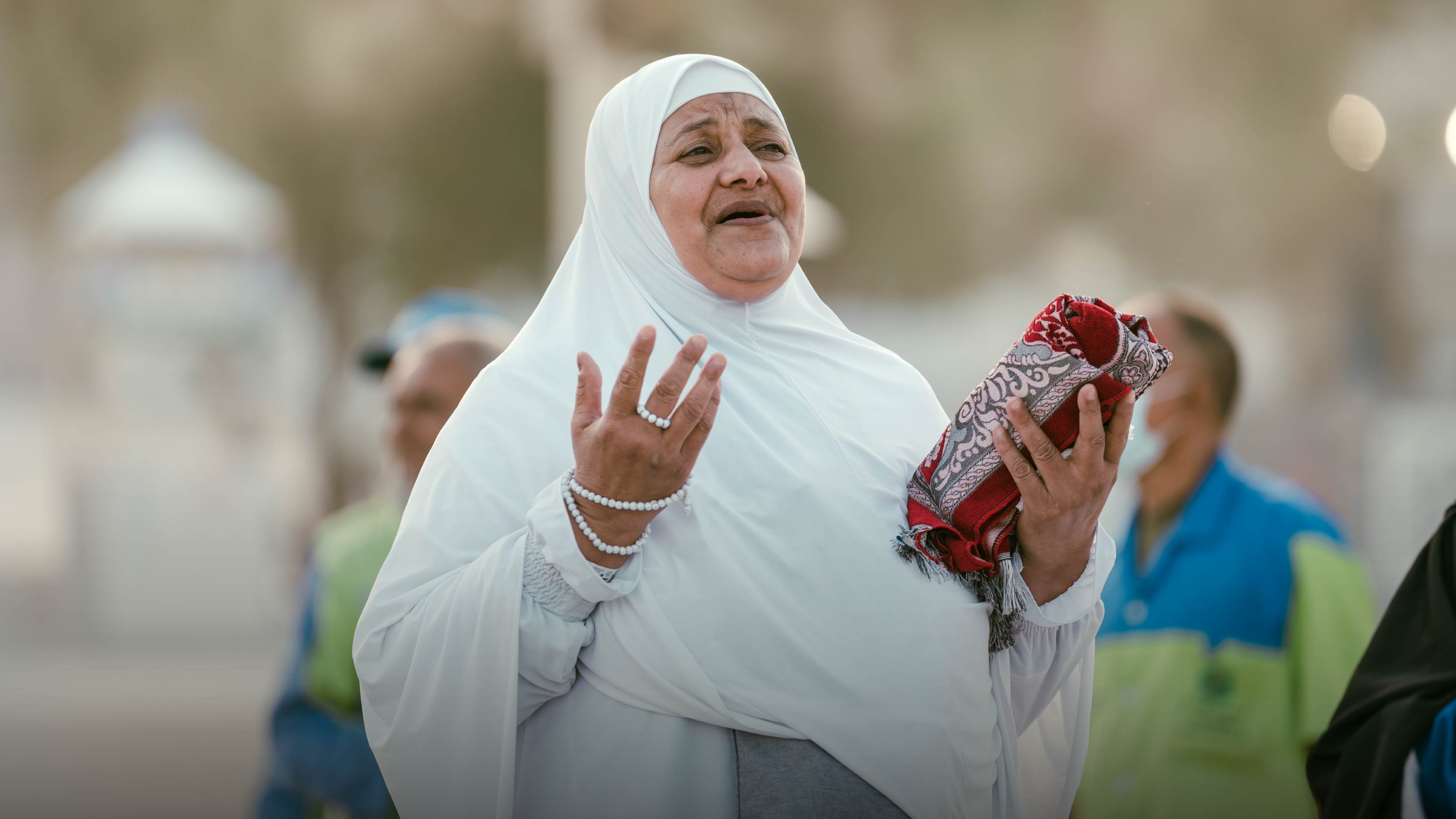 <div class="paragraphs"><p>میدانِ عرفات میں خدائے عز و جل سے دعا کرتی ایک خاتون، تصویر <a href="https://x.com/MoHU_En">@MoHU_En</a></p></div>