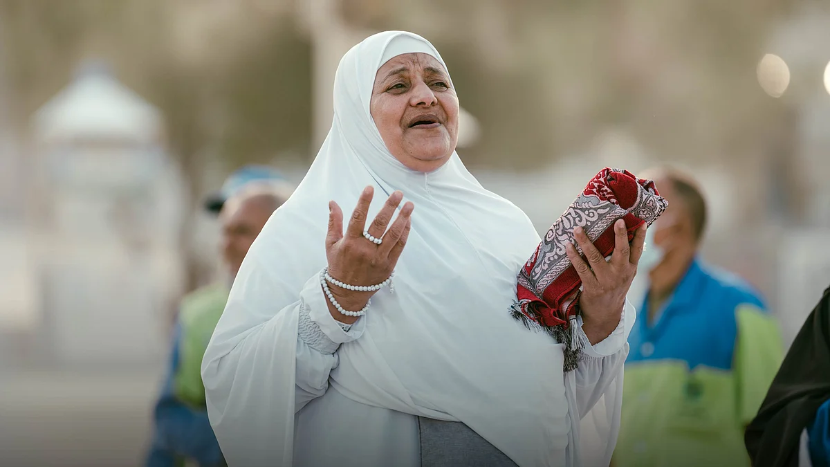 <div class="paragraphs"><p>میدانِ عرفات میں خدائے عز و جل سے دعا کرتی ایک خاتون، تصویر <a href="https://x.com/MoHU_En">@MoHU_En</a></p></div>