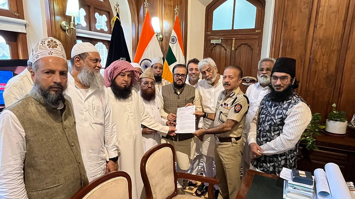 <div class="paragraphs"><p>’ممبئی مسجد فیڈریشن‘ کے وفد کے ساتھ پولیس کمشنر دفتر پہنچے ابو عاصم اعظمی، تصویر بشکریہ @abuasimazmi</p></div>