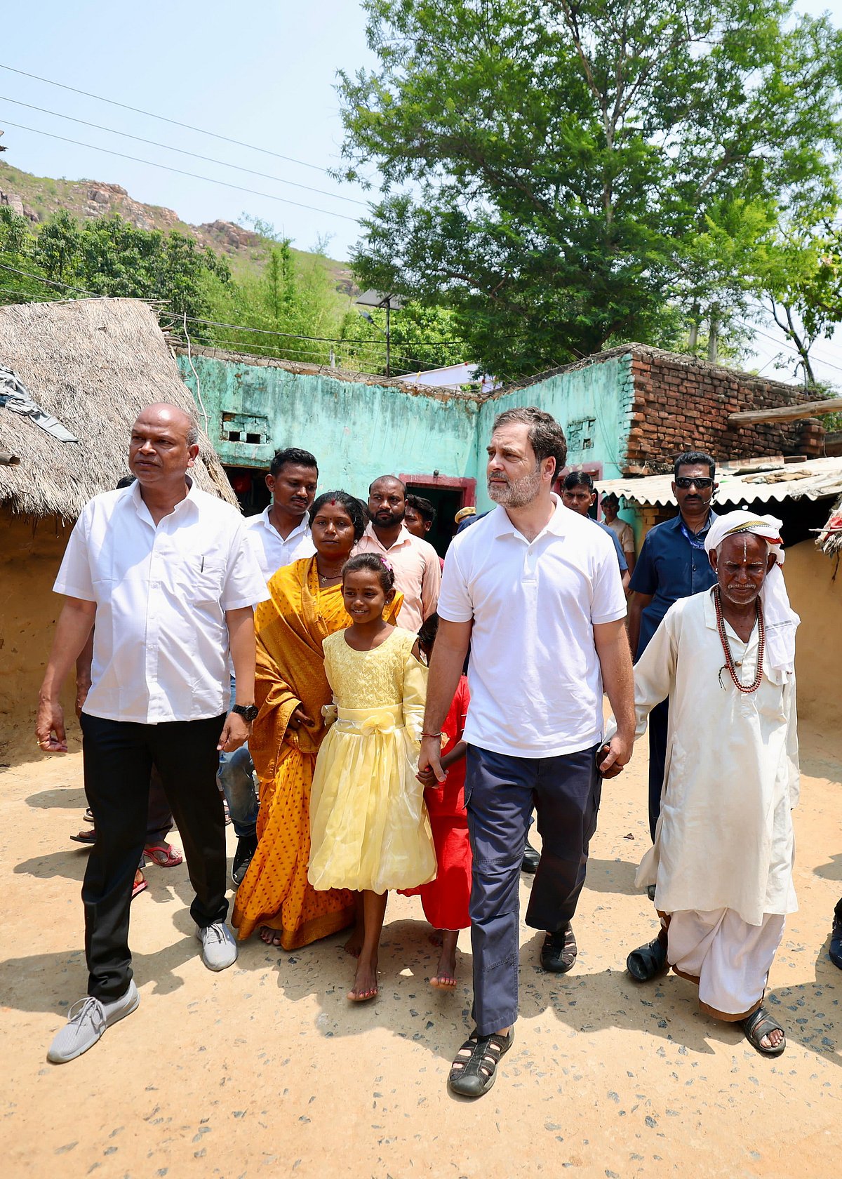 بہار دورہ پر راہل گاندھی کی دشرتھ مانجھی کے اہل خانہ سے ہوئی ملاقات، بھاگیرتھ اسمبلی انتخاب لڑنے کے خواہشمند