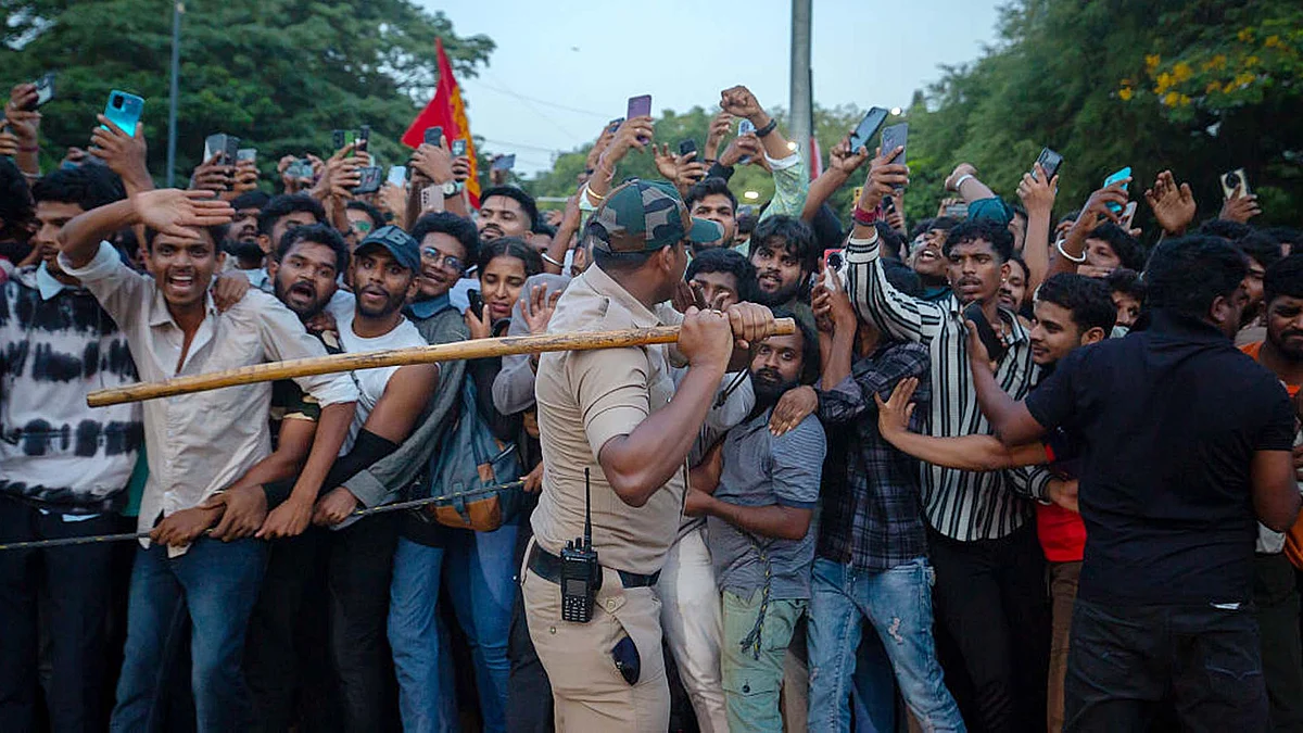 <div class="paragraphs"><p>بنگلورو میں آر سی بی کی&nbsp;وکٹری پریڈ سے قبل موجود لوگوں کا ہجوم / Getty Images</p></div>