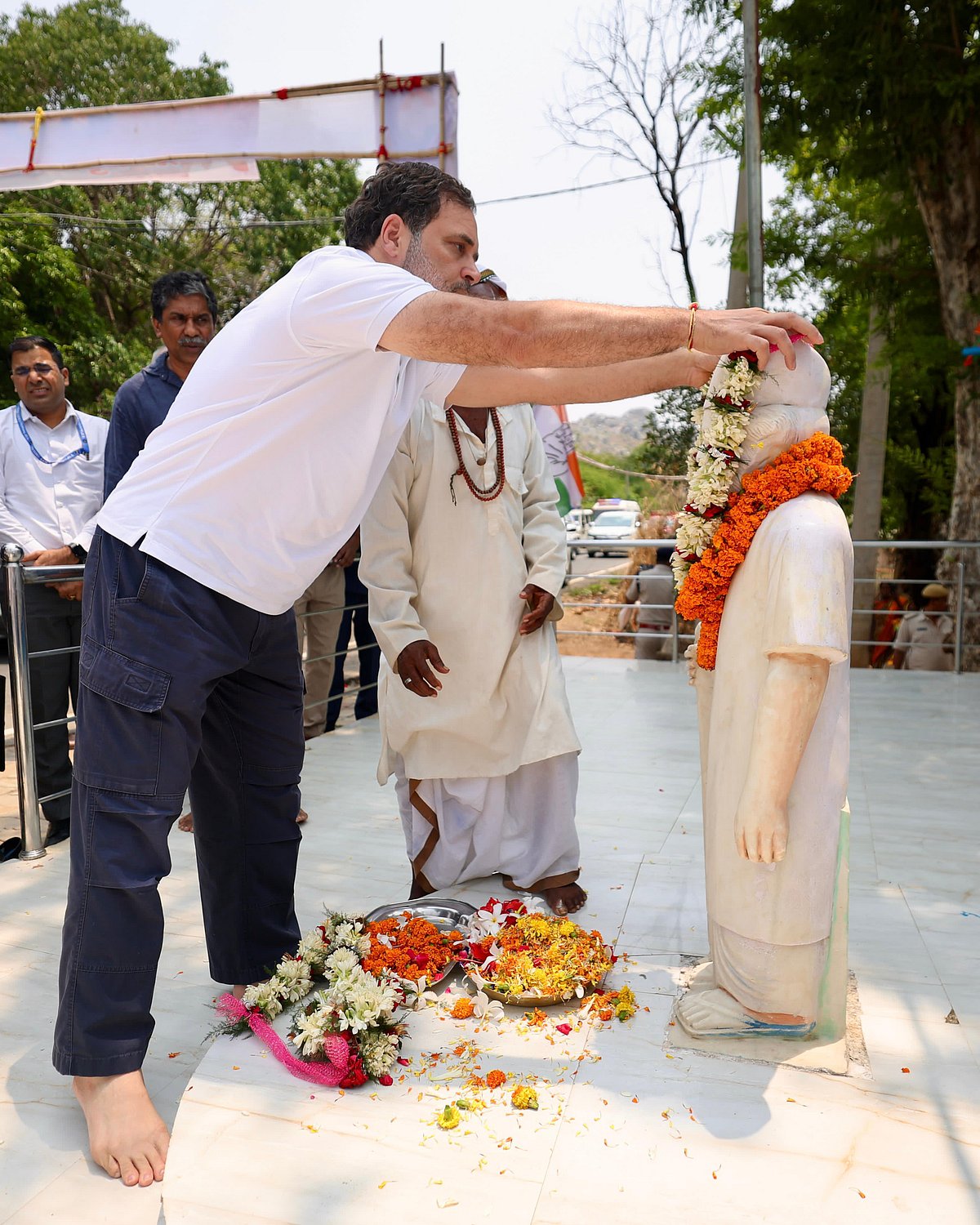 بہار دورہ پر راہل گاندھی کی دشرتھ مانجھی کے اہل خانہ سے ہوئی ملاقات، بھاگیرتھ اسمبلی انتخاب لڑنے کے خواہشمند