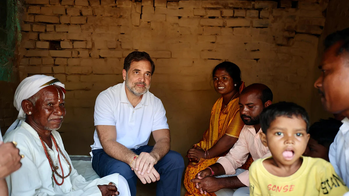 <div class="paragraphs"><p>دشرتھ مانجھی کے اہل خانہ سے ملاقات کرتے ہوئے راہل گاندھی</p></div>