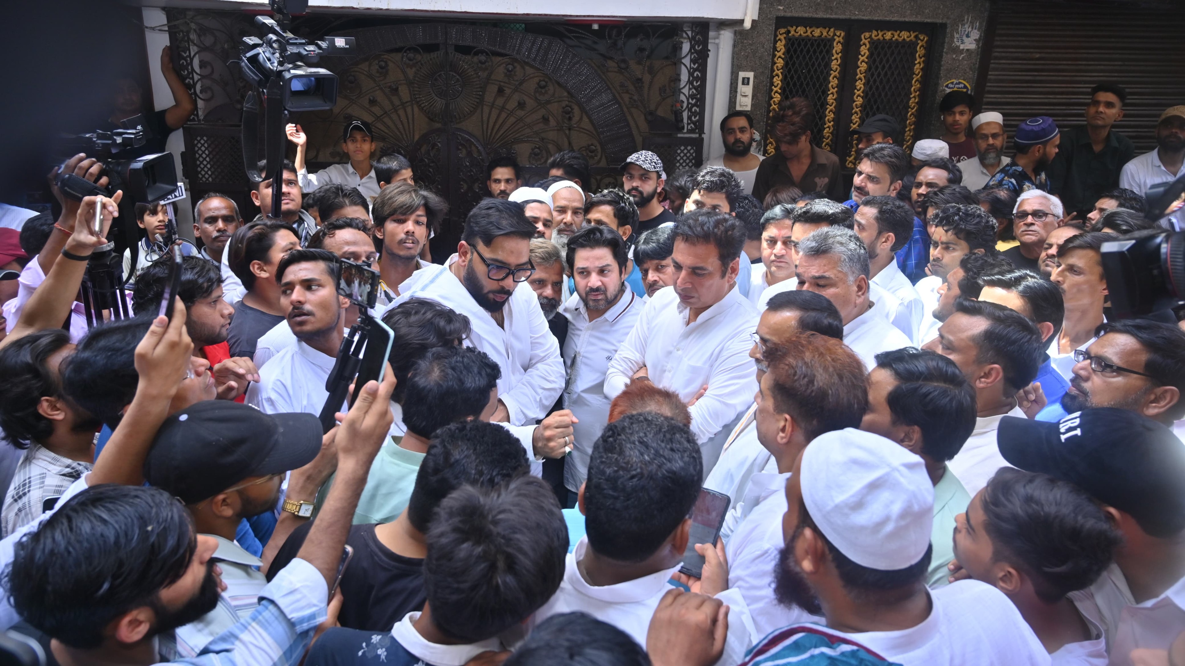 <div class="paragraphs"><p>مقتولہ بچی کے اہل خانہ سے ملاقات کرتے ہوئے دہلی کانگریس صدر دیویندر یادو</p></div>