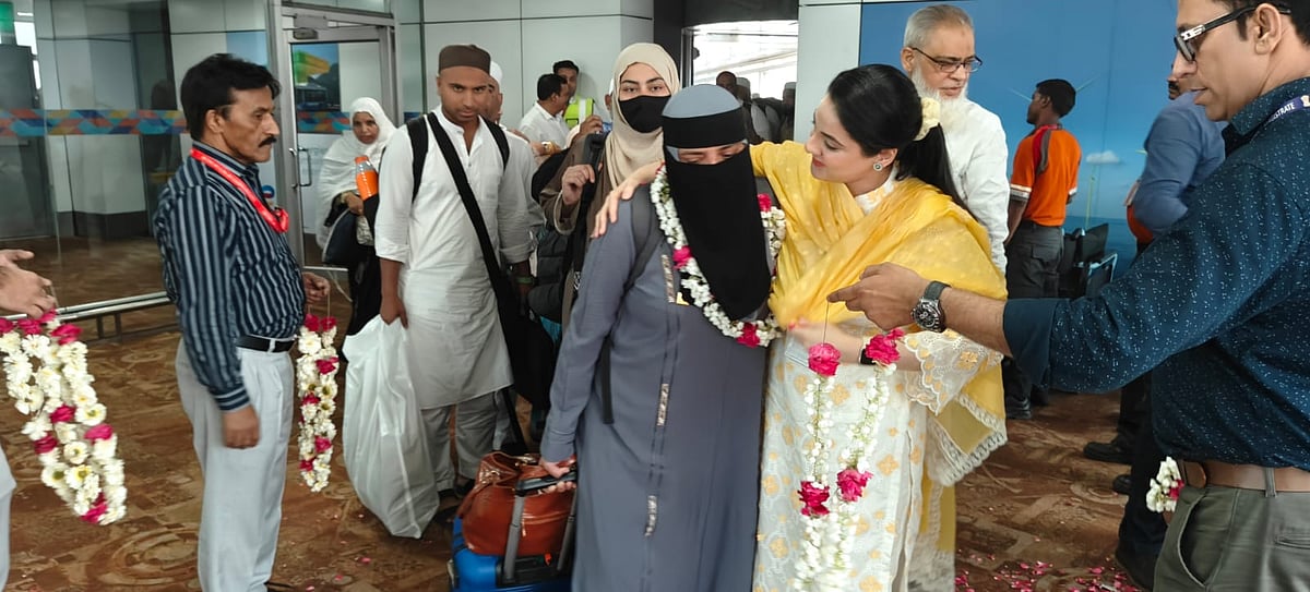 حجاج کرام کی وطن واپسی شروع، دہلی ایئرپورٹ پر چیئرپرسن کوثر جہاں نے کیا والہانہ استقبال