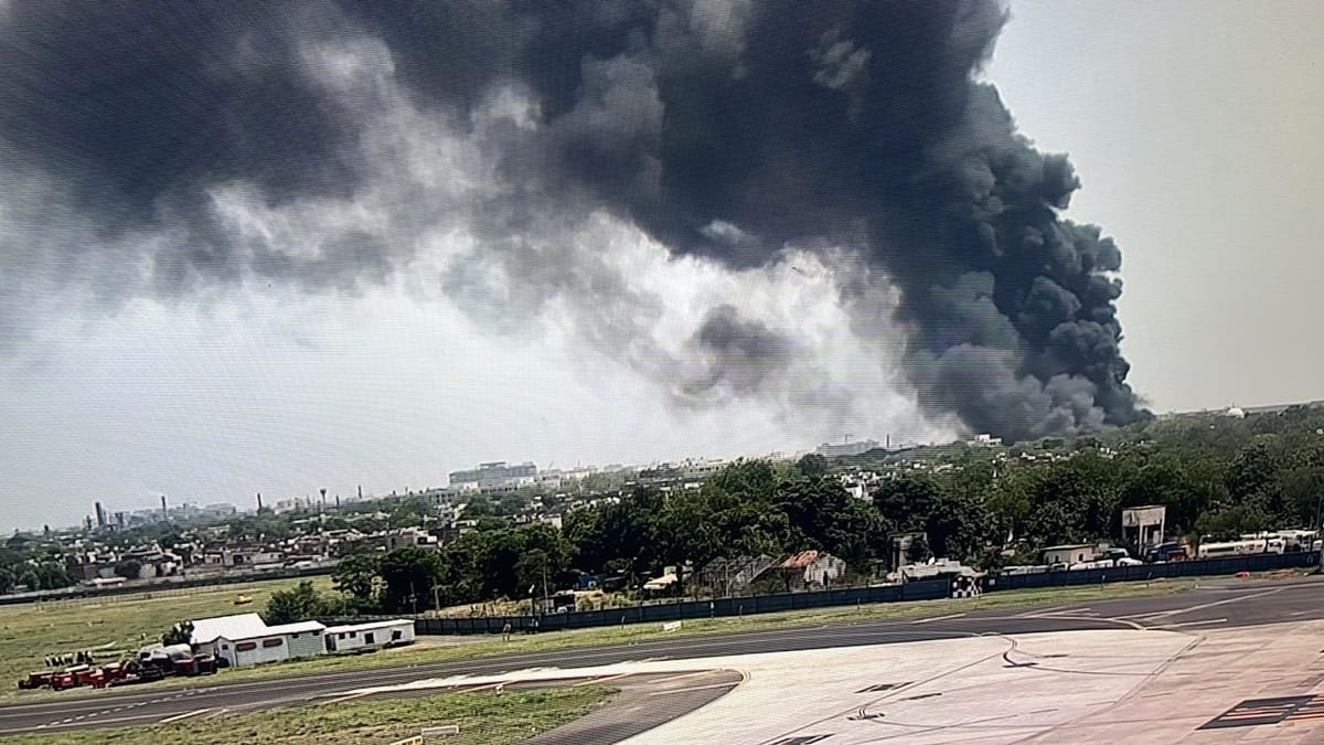 <div class="paragraphs"><p>طیارہ حادثہ کے بعد اٹھتا دھواں، تصویر سوشل میڈیا</p></div>