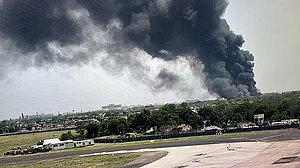 242 مسافروں کو لندن لے جا رہا ایئر انڈیا کا طیارہ احمد آباد میں حادثہ کا شکار، بیشتر مسافروں کی موت کا اندیشہ