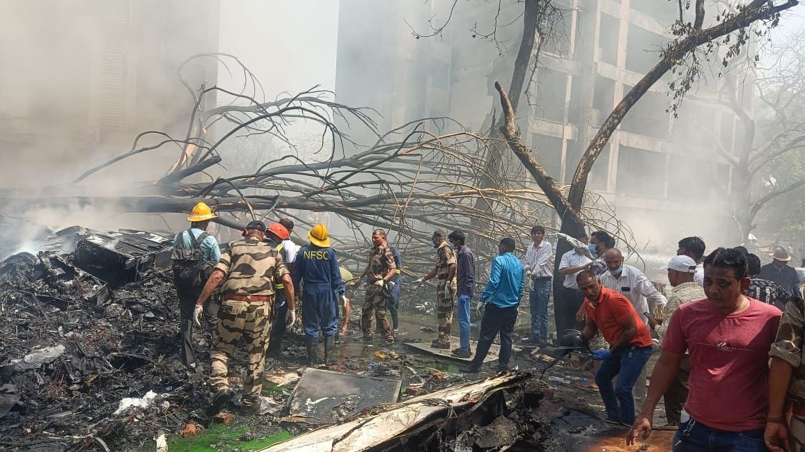 <div class="paragraphs"><p>طیارہ حادثہ کے بعد ریسکیو آپریشن کا منظر، تصویر <a href="https://x.com/CISFHQrs">@CISFHQrs</a></p></div>