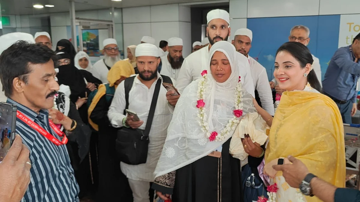 <div class="paragraphs"><p>دہلی ایئرپورٹ پر عازمین حج کا استقبال کرتے ہوئے دہلی حج کمیٹی کے افسران</p></div>