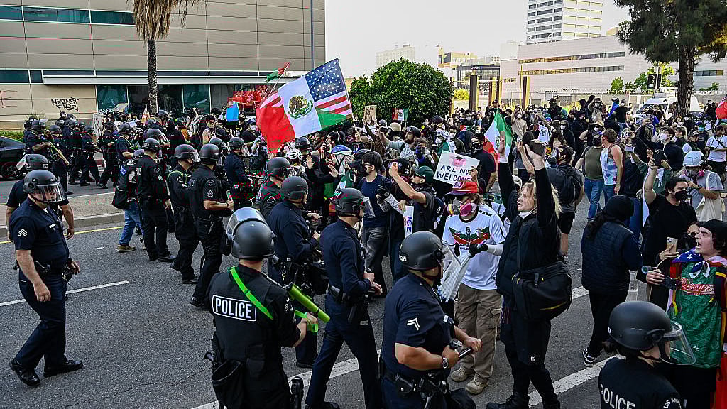 <div class="paragraphs"><p>لاس انیجلس میں مظاہرہ / Getty Images</p></div>