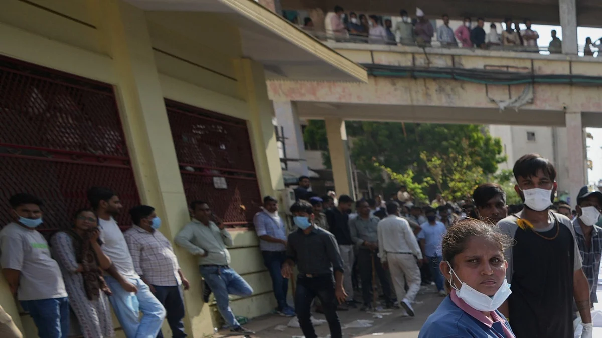 <div class="paragraphs"><p>اسپتال کے باہر رشتہ داروں کی جمع بھیڑ، تصویر سوشل میڈیا</p></div>