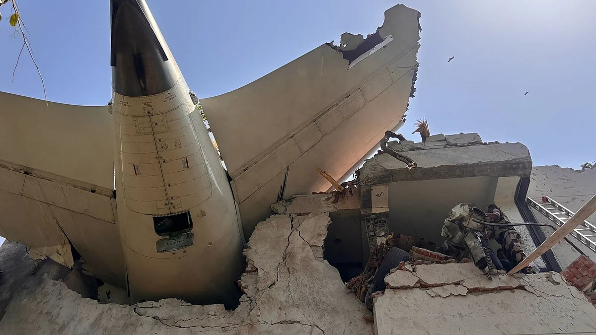 <div class="paragraphs"><p>بی جے میڈیکل کالج کی چھت پر نظر آ رہا حادثہ زدہ طیارہ کا پچھلا حصہ، <a href="https://x.com/CISFHQrs">@CISFHQrs</a></p></div>